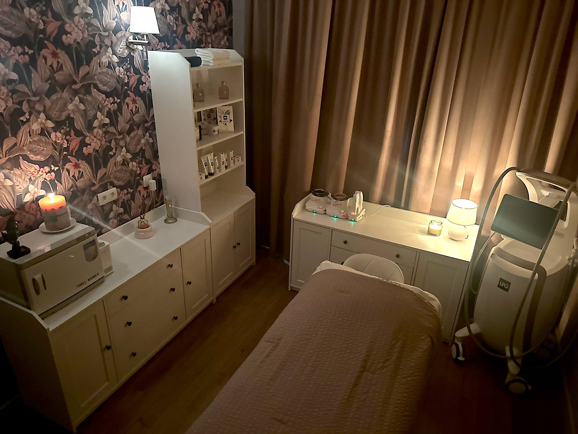 Behandelkamer met gesloten gordijnen